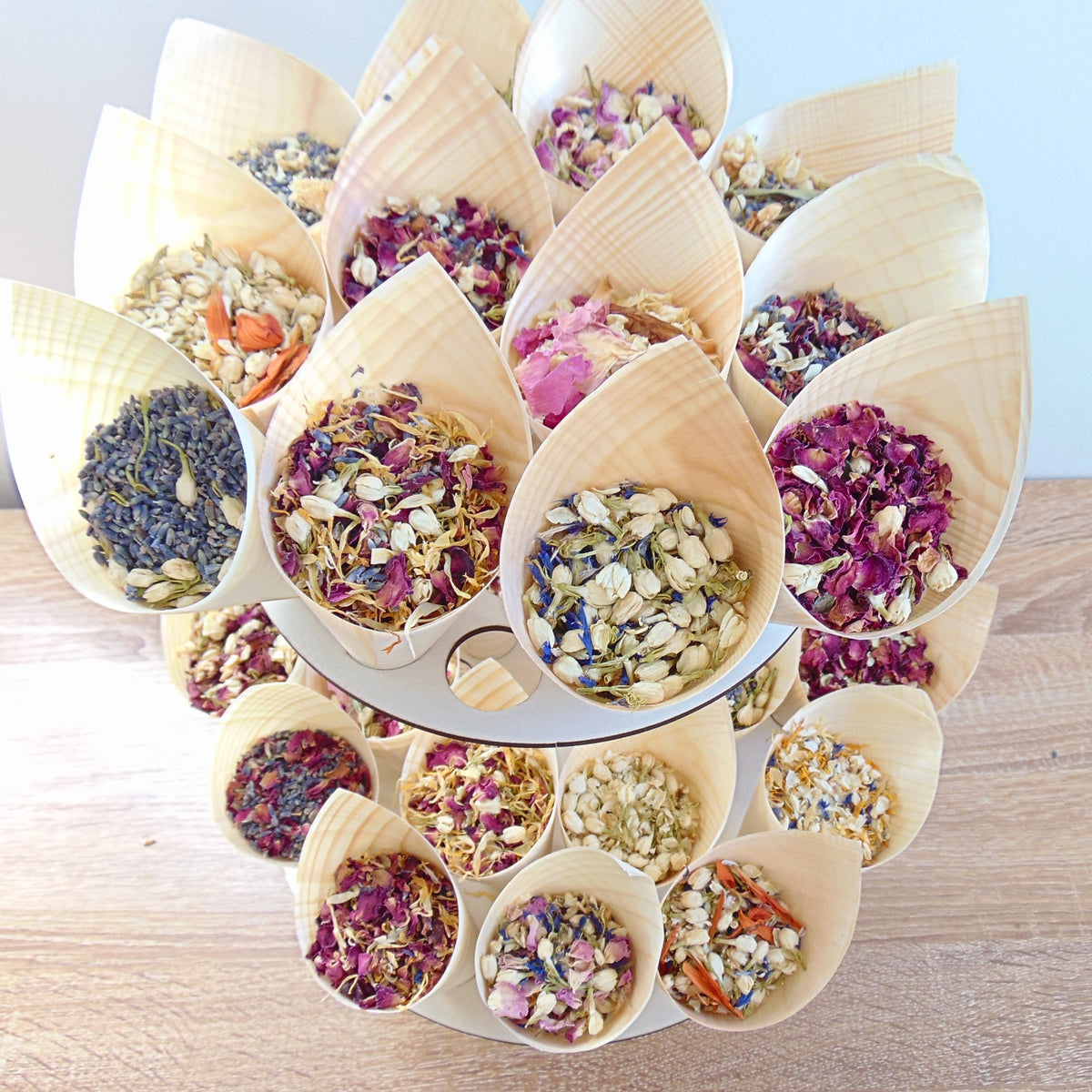 Cornet bois confettis fleurs mariage